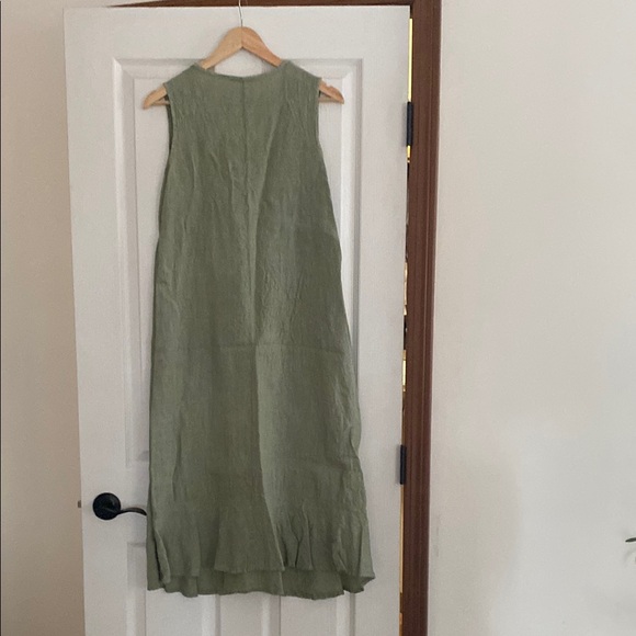 100% Linen: Green Maxi Sundress with V-Neck and Sleeveless Design - Picture 3 of 4